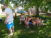 Společné odpoledne rodičů a dětí - natírání popelnic